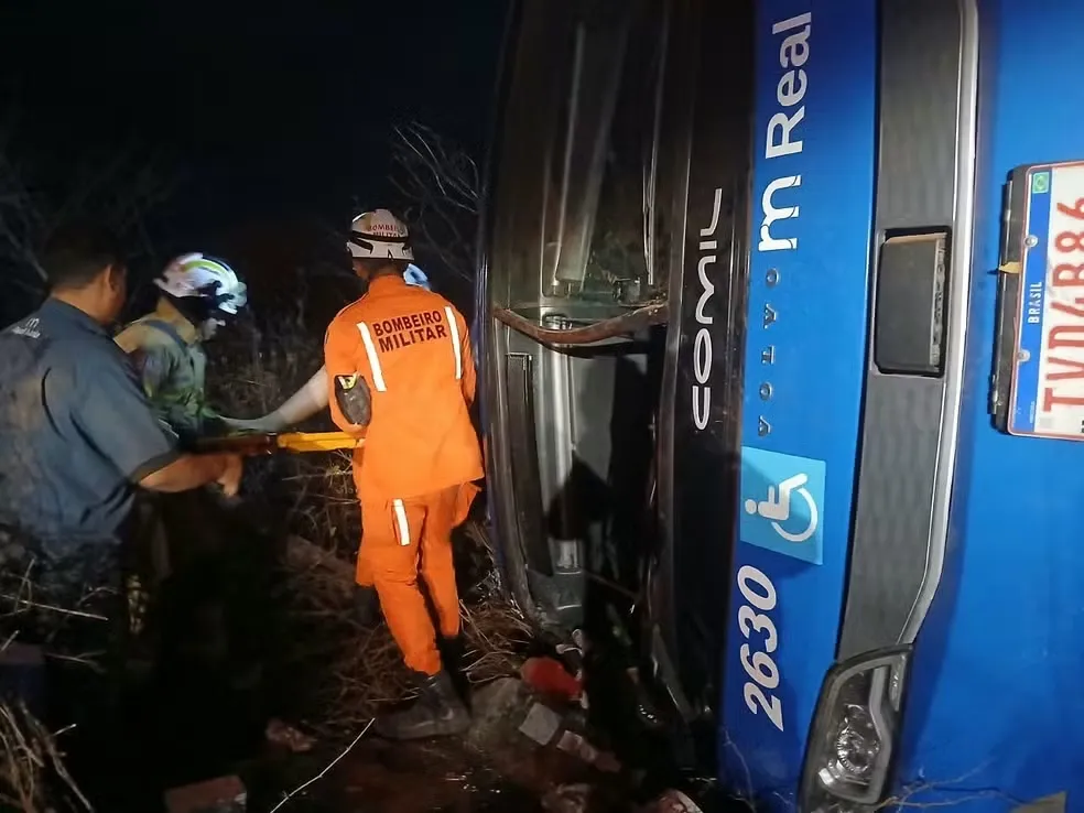 Acidente com ônibus deixa 8 mortos e 12 feridos na Bahia; policial e criança estão entre as vítimas